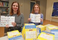 Stadträtin Cornelia Wilkens (rechts) nahm die Bücherspende gemeinsam mit Nina Herbstmann (Sozialamt) in Empfang (Stadt Münster/Roski)