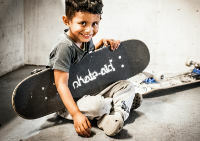 Junge mit Skateboard (Foto: skate-aid)