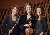 Drei Frauen mit Musikinstrumenten.