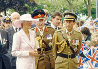 Der britische Thronfolger Prinz Charles in Militäruniform zusammen mit seiner Frau Lady Diana im rosa Kostüm bei einem Truppenbesuch in Münster, 1991.