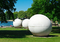 Claes Oldenburgs 'Giant Pool Balls' am Aasee 