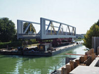 Die Schillerstraßen-Brücke auf einem Schiff im Kanal