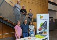 Beratungs-Team der FreiwilligenAgentur im Foyer der Stadtbücherei (Foto: Stadtbücherei)